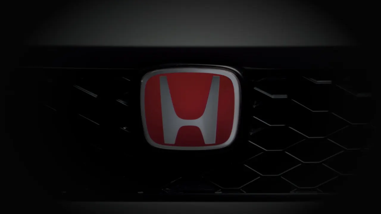 廣告開場畫面：黑色背景中 Honda Civic Type R 車頭的紅色 H 字章