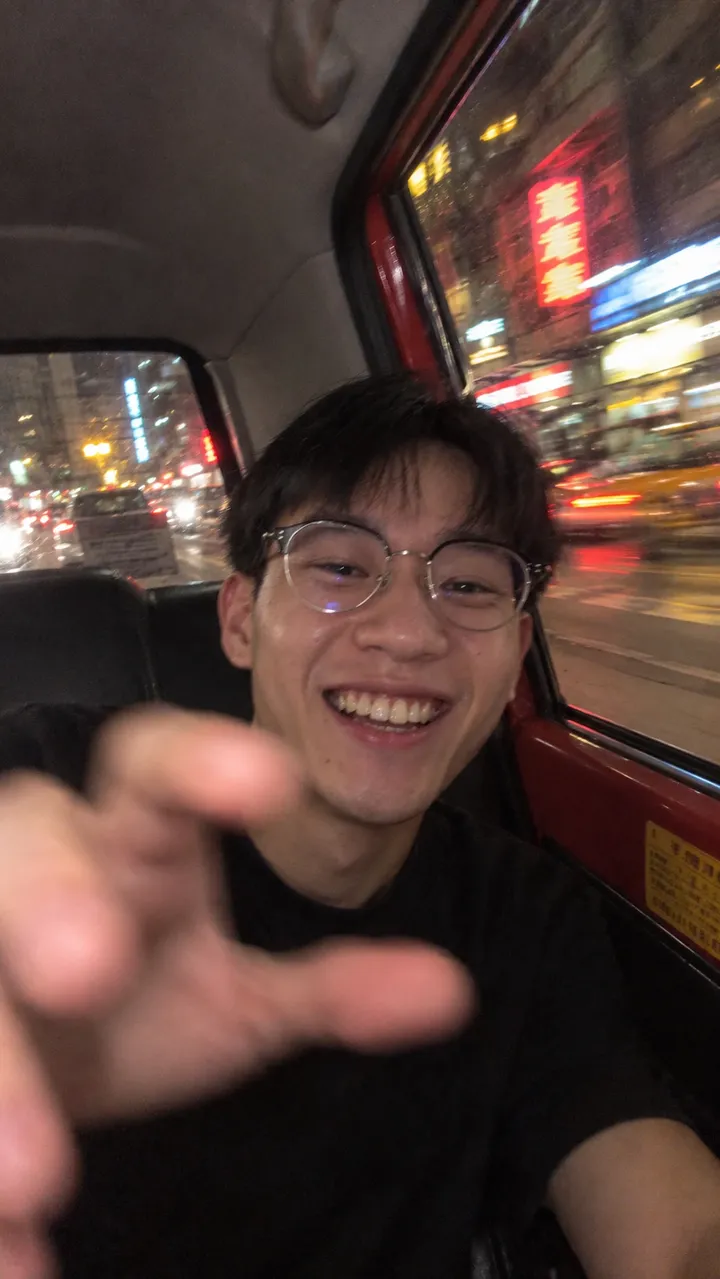 ChatGPT 生成的深夜香港的士後座閃光燈偷拍感相片